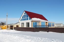 Красивый и компактый дом с пристроенным гаражом посроен из арболит блоков в селе Стерлибашево