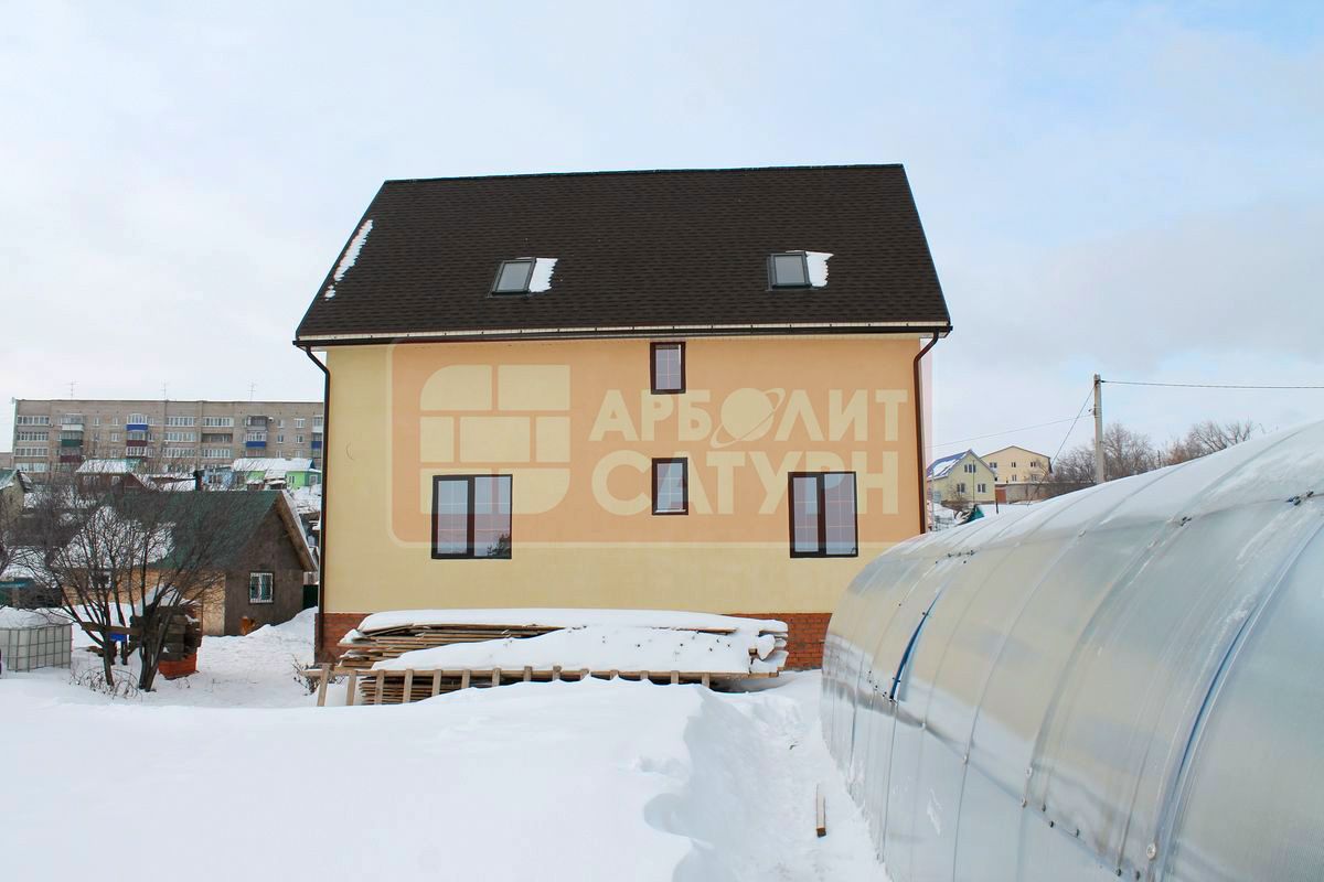 Двухэтажный дом из арболитовых блоков с интересно выполненной крышей