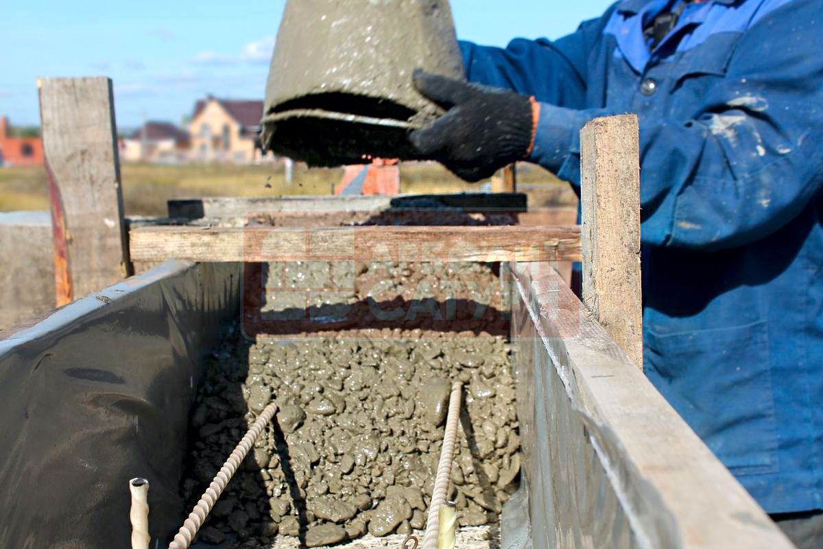 Процесс бетонирования и армирования армопояса для дома из арболит блоков